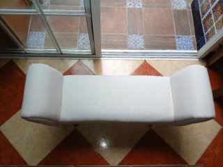 Taburete blanco y marrón
