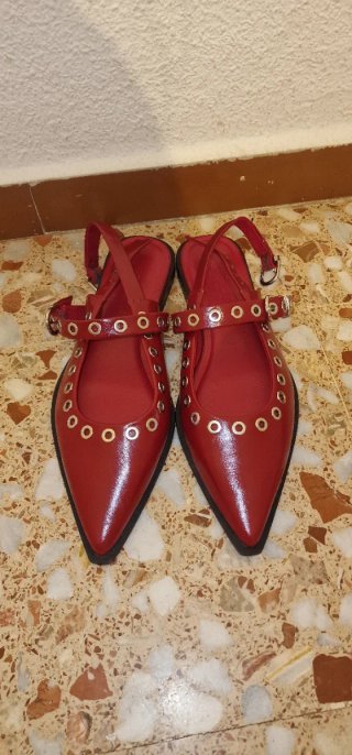 Sandalias rojas con tachuelas