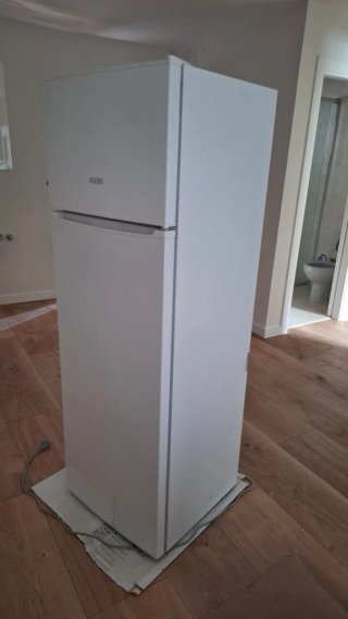 Nevera y congelador blanco
