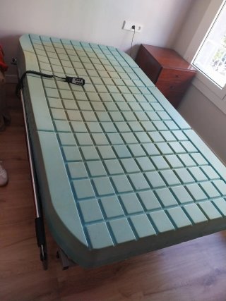 Cama articulada hospitalaria