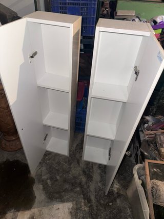 Armarios de baño blancos con puerta de cristal