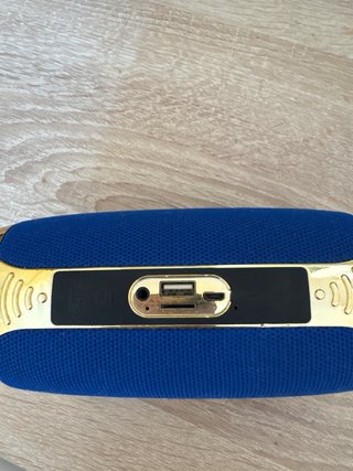 Altavoz M azul y dorado