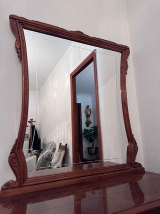 Tocador de madera con espejo
