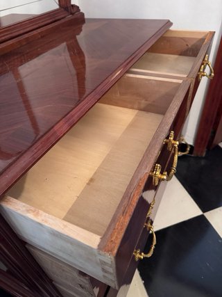 Tocador de madera con espejo