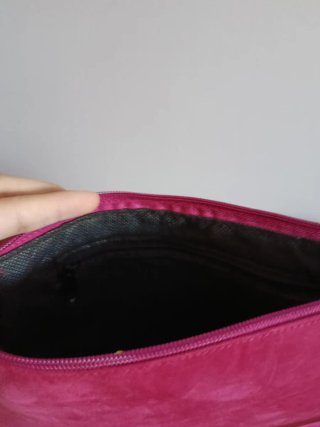 Bolso de mano rosa con flecos