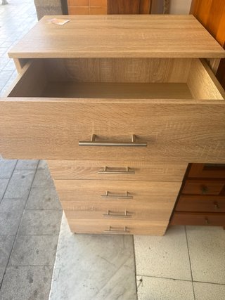 Cajonera de madera clara