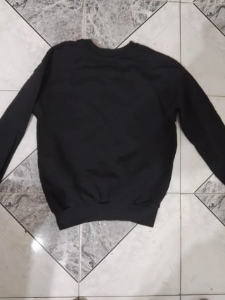 Maglione nero con dettagli oro