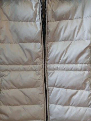 Cazadora plumífero Zara beige con cuello pelo