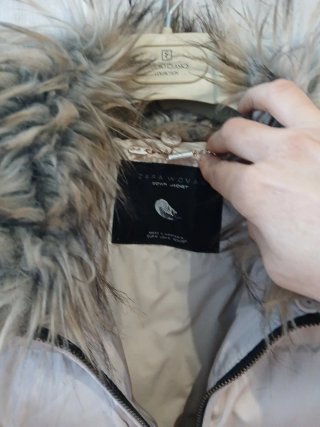 Cazadora plumífero Zara beige con cuello pelo