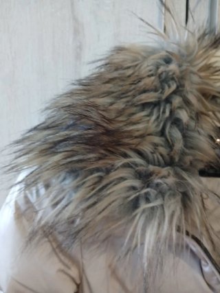 Cazadora plumífero Zara beige con cuello pelo