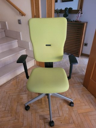 Silla de oficina verde y plateada