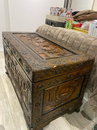 Baúl de madera tallado