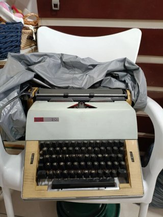 Máquina de escribir antigua Lettera 20