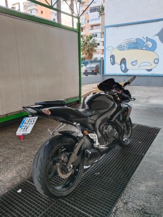 Suzuki GSXR600 Negra - Moto Deportiva