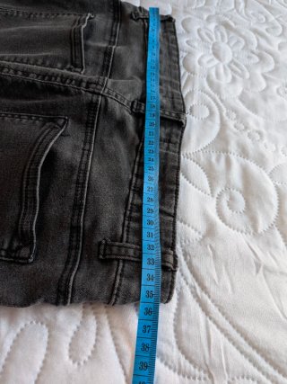 Pantalón vaquero negro elástico desgastado
