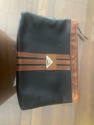 Pochette nera con bordo stampa coccodrillo