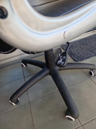 Silla de oficina ergonómica negra
