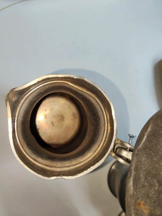 Jarras de peltre con tapa de bellota
