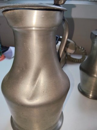 Jarras de peltre con tapa de bellota