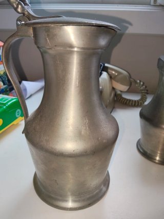 Jarras de peltre con tapa de bellota