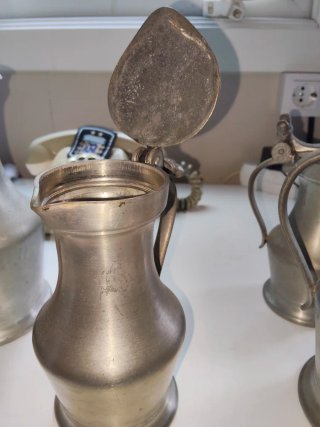 Jarras de peltre con tapa de bellota
