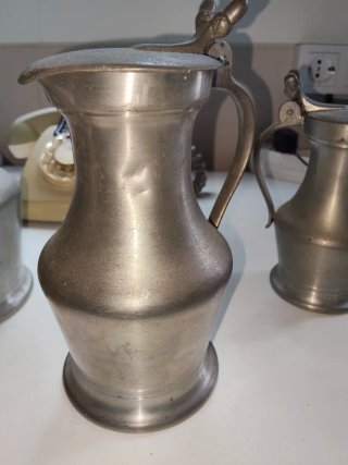 Jarras de peltre con tapa de bellota