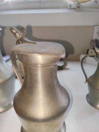 Jarras de peltre con tapa de bellota