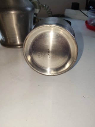 Jarras de peltre con tapa de bellota