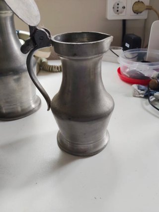 Jarras de peltre con tapa de bellota