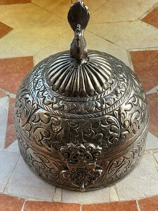 Caja de metal decorada