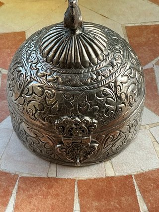 Caja de metal decorada