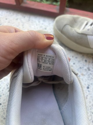 Zapatillas Adidas Beige y Blancas