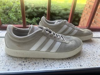 Zapatillas Adidas Beige y Blancas