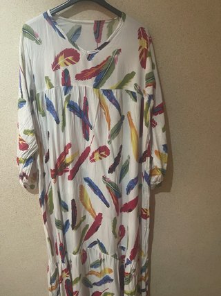 Vestido largo estampado plumas