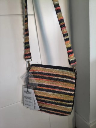 Bolso negro y dorado con abalorios