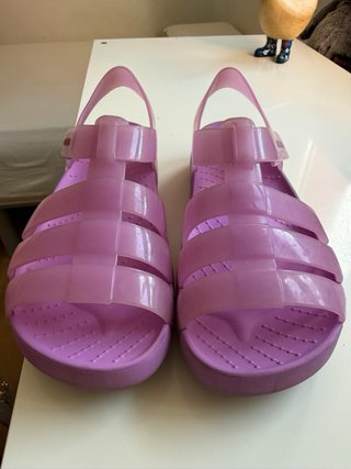Sandalias Crocs Moradas Niña