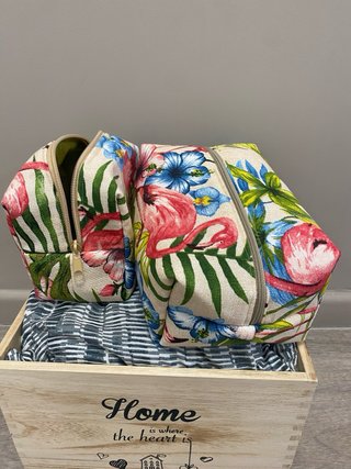 Conjunto de neceseres flamencos hecho a mano .