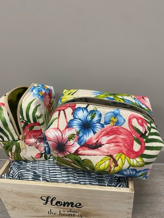 Conjunto de neceseres flamencos hecho a mano .