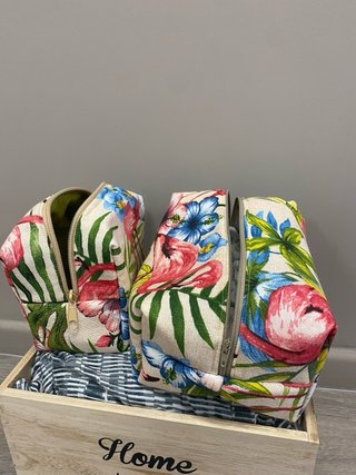 Conjunto de neceseres flamencos hecho a mano .