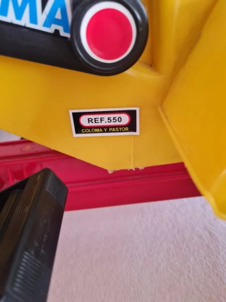 Tractor de pedales COLOMA amarillo y rojo