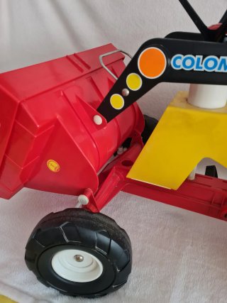 Tractor de pedales COLOMA amarillo y rojo