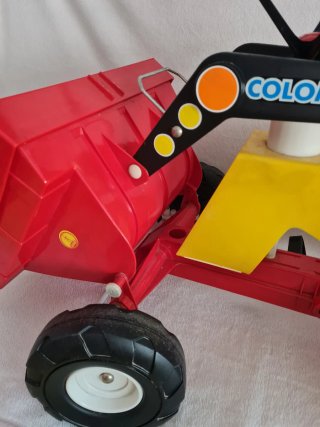 Tractor de pedales COLOMA amarillo y rojo