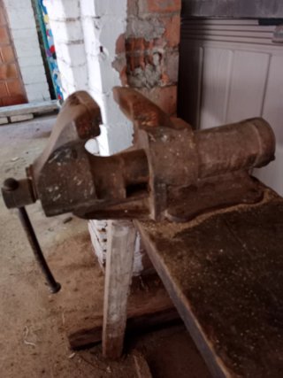 Tornillo de banco, es grande, antiguo de hierro.