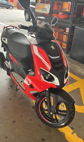 Peugeot Speedfight Scooter Roja y Negra