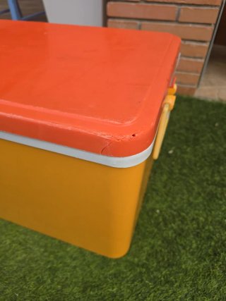 Nevera vintage naranja y amarilla