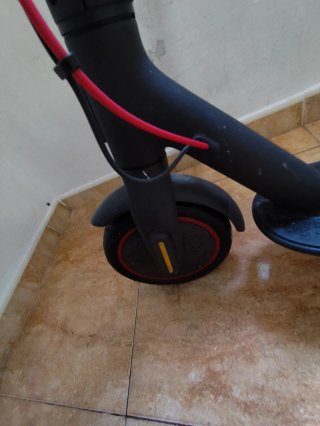 Patinete eléctrico Xiaomi tiene pinchada una rueda