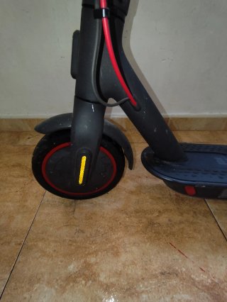 Patinete eléctrico Xiaomi tiene pinchada una rueda