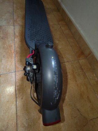 Patinete eléctrico Xiaomi tiene pinchada una rueda