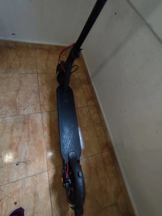 Patinete eléctrico Xiaomi tiene pinchada una rueda