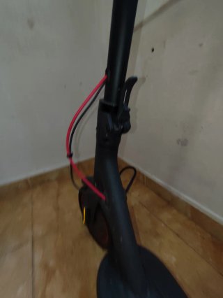 Patinete eléctrico Xiaomi tiene pinchada una rueda